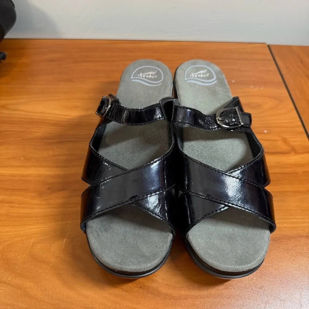 Dansko Sela Patent Leather Slip On Sandal Heel Criss Cross‎ Strappy Buckle Black